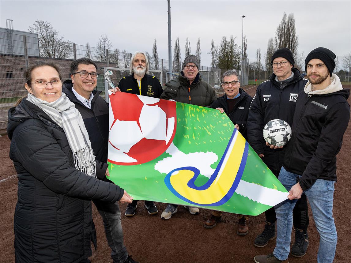 Über die modulare Änderung freuen sich: Stefanie Kaleita (Stadt Rheinberg, stellvertretende Fachbereichsleiterin Schule – Sport – Kultur), Frank Tatzel (1. Vorsitzender Stadtsportverband Rheinberg e. V.), Willi Bourgund und Rainer Müller (beide Hockeyabteilung TuS 08 Rheinberg), Bürgermeister Dietmar Heyde, Frank und Jonas Baumbach (beide Concordia Rheinberg, v.l.). Foto: Peter Meulmann