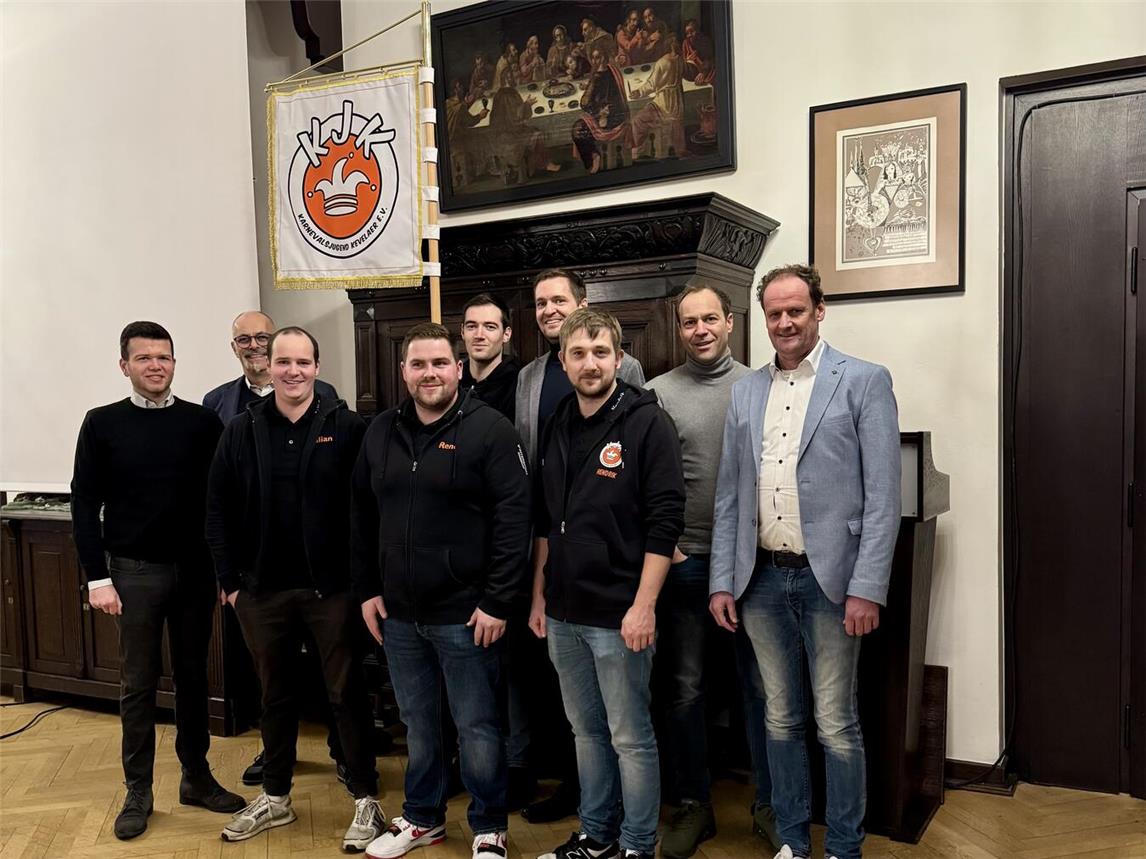 Über die Neuaufnahme der Karnevalsjugend Kevelaer in die Geselligen Vereine Kevelaer freuen sich, v.l.: Tobias Aymanns, Marcus Plümpe (beide Gesellige Vereine), Julian Binn, René Langenberg, Benedikt Koenen (Karnevalsjugend Kevelaer e.V.), Dominik Lemken (Gesellige Vereine), Hendrik Spolders (Karnevalsjugend Kevelaer), Tobias Schülpen und Jürgen Peters ( Gesellige Vereine). Foto: Gesellige Vereine Kevelaer