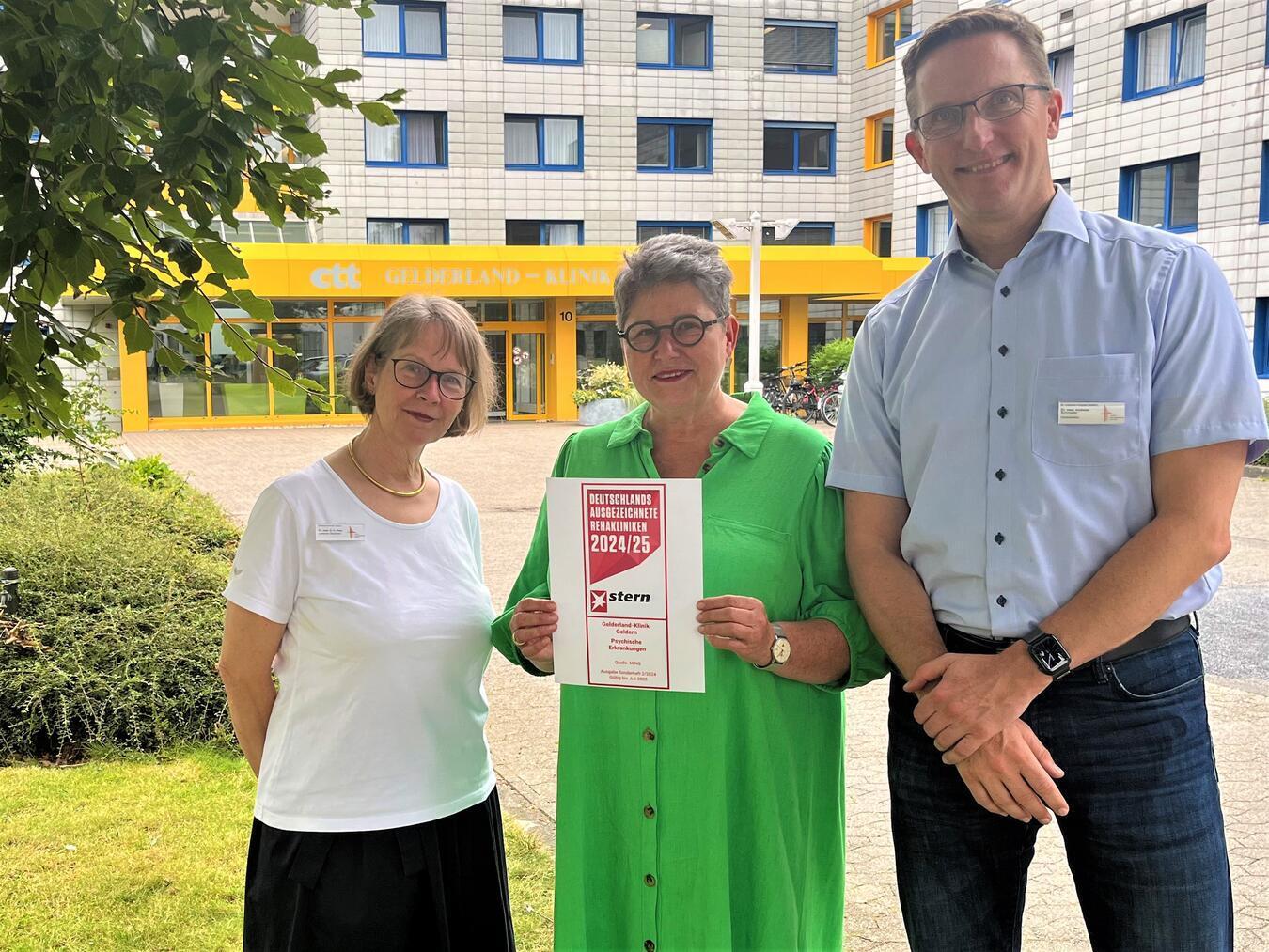 Über die neue Auszeichnung als „Deutschlands ausgezeichnete Rehakliniken 2024/25“ für den Bereich Psychische Erkrankungen freuen sich (v.l.) Dr. med. Gundel Ursula Plum, Leitende Oberärztin der Gelderland-Klinik, Karla Bergers, Direktorin für Pflege und Organisationsmanagement und Dr. med. Andreas Schroeder, Klinikdirektor.Foto: St.-Clemens-Hospital