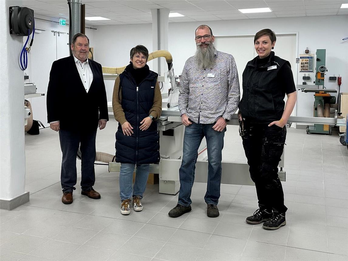 Über die neue Holzwerkstatt freuen sich Holger Höhmann (Kaufmännischer Direktor), Maren Janßen (stellv. Leiterin Technik), Matthias Häde (Leiter Spezialtherapien Forensik) und Désirée Meurs-Baumgärtner (Arbeitstherapie Holz). Foto: LVR-Klinik Bedburg-Hau