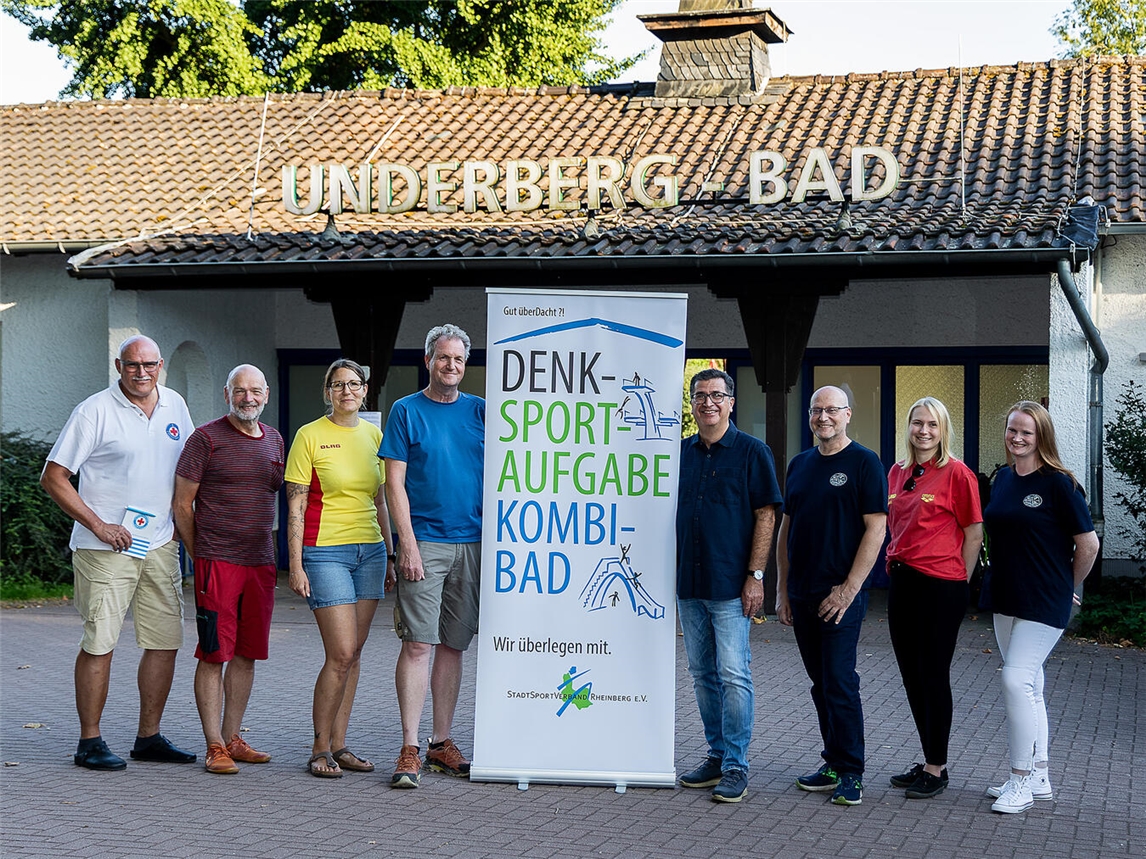 Über die Signale zum Kombibad-Bau aus Politik und Verwaltung freuen sich. Klaus Püttmann (DRK-Wasserwacht), Peter Glotz (Triathlon-Team-Rheinberg), Miriam Hackstein (DLRG OG Rheinberg), Philipp Berndtsen, Frank Tatzel (beide Stadtsportverband Rheinberg), Norman Pötschulat, Laura Willemsen und Stefanie Eckhardt (alle DLRG OG Orsoy; v.l.). Foto: Peter Meulmann