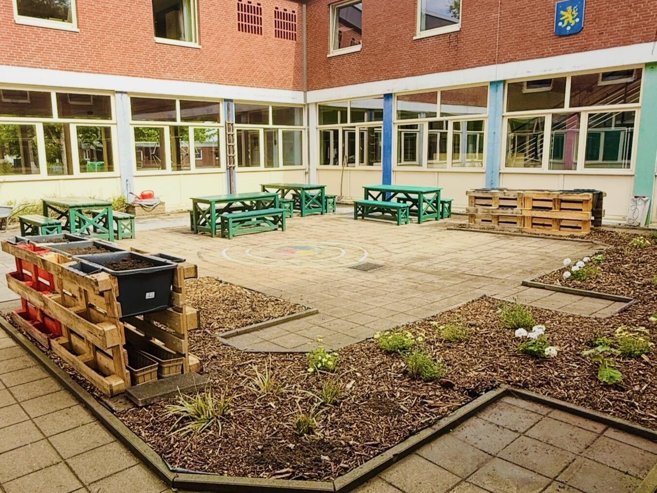 Über drei Monate veränderte sich der Innenhof der St.-Adelheid-Grundschule stetig. Nun ist hier Platz für Unterricht im Freien und gemeinsame Mittagessen. Alle Fotos (5): Sabine Seibel