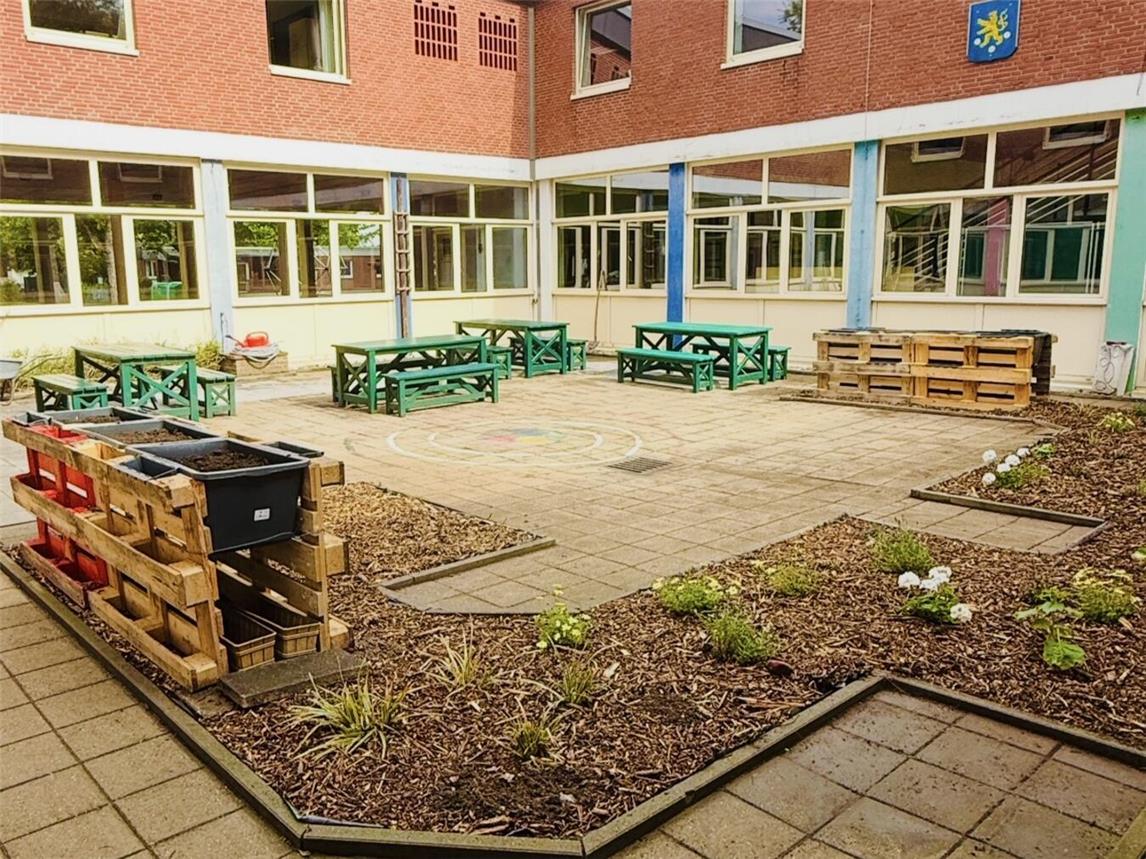 Über drei Monate veränderte sich der Innenhof der St.-Adelheid-Grundschule stetig. Nun ist hier Platz für Unterricht im Freien und gemeinsame Mittagessen. Alle Fotos (5): Sabine Seibel