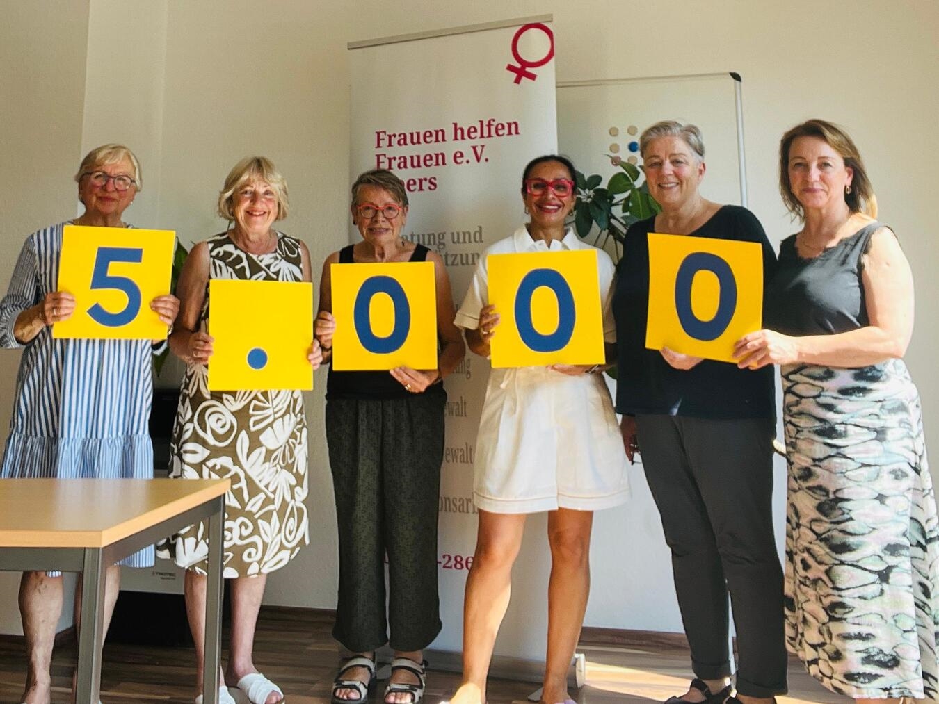 Spendenübergabe: Lions Club überreicht 5.000 Euro an Frauen helfen Frauen; Sabine Kellner und Monika Lehmann erfreut.