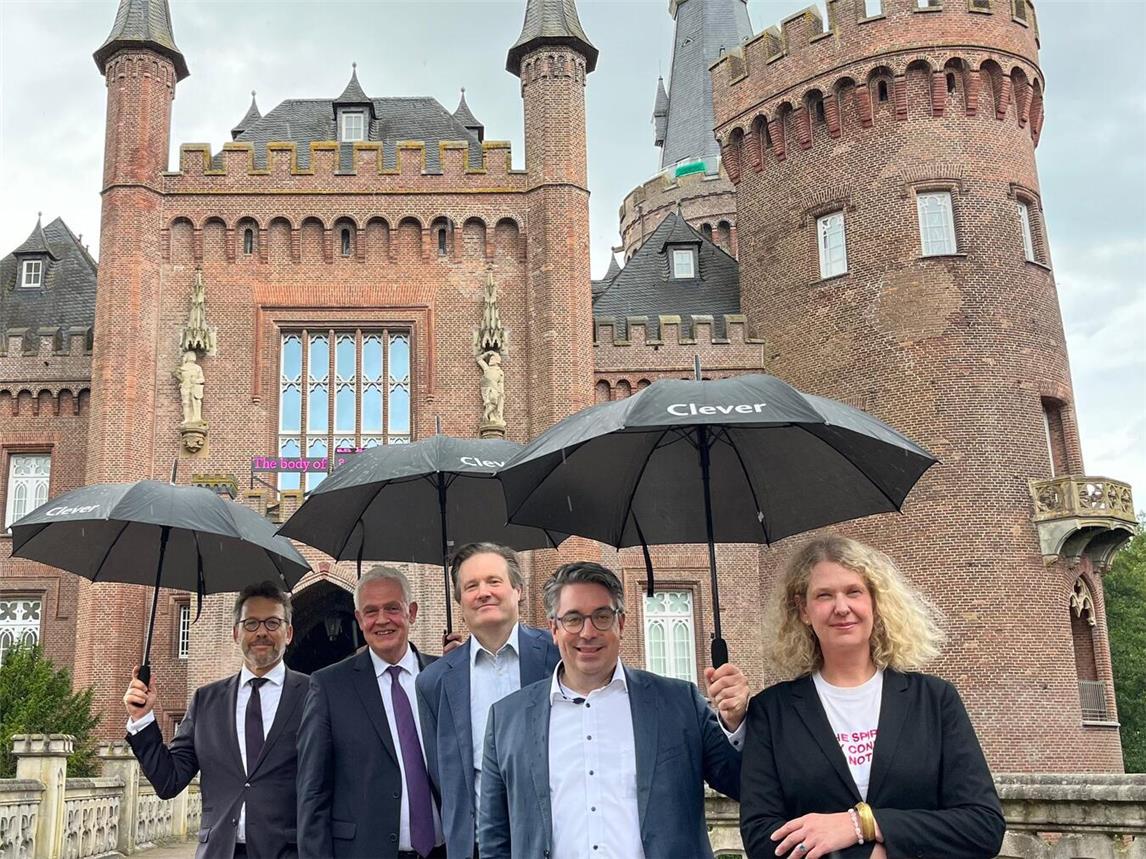 Über eine weitere Bundesförderung für Schloss Moyland tauschen sich aus, v.l..: Otto Fricke, Dr. Günther Bergmann, Nicolas Baron von Steengracht, Stefan Rouenhoff und Dr. Antje-Britt Mählmann.Foto: Museum Schloss Moyland / Isabell Kluge