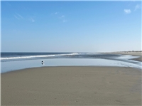 Über fast 30 Kilometer erstreckt sich der weitläufige Sandstrand entlang der Nor...