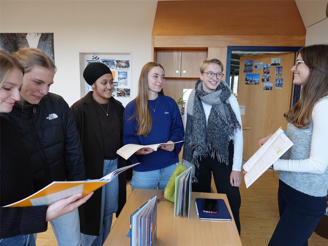 Über Inhalte, Praktika und Leistungsnachweise, aber auch über Studiengebühren, das Semesterticket, die Wohnungssuche und die Mensa informierte die angehende Grundschulreferendarin Éliane Hülk beim Infotag Beruf und Schule der Liebfrauenschule Geldern.Foto: Liebfrauenschule Geldern