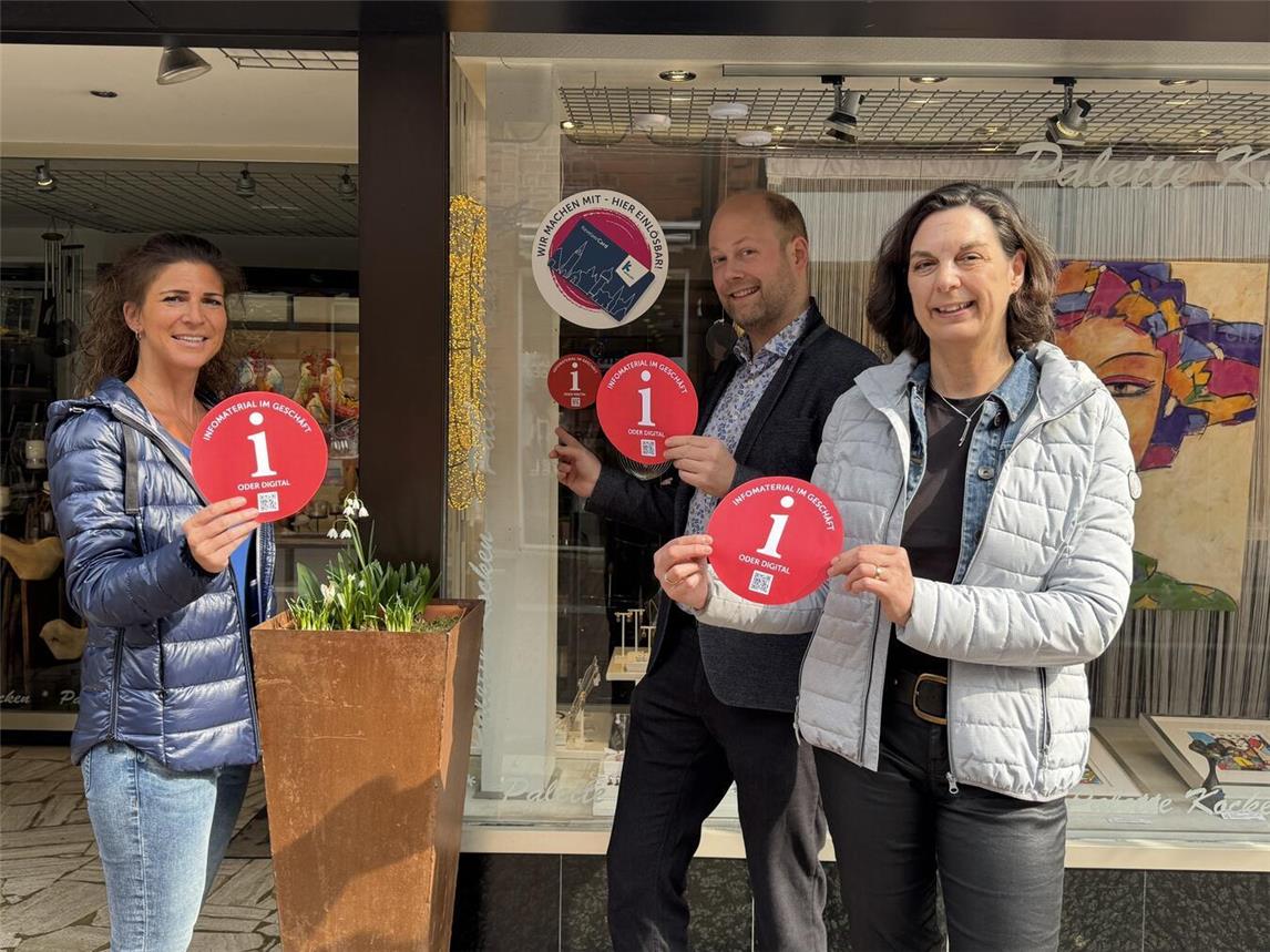 Über neue interessante Prospektauslagen in verschiedenen Geschäften der Kevelaerer Innenstadt freuen sich: Verena Rohde, Tobias Kocken, Andrea Kirk. Foto: © Wallfahrtsstadt Kevelaer