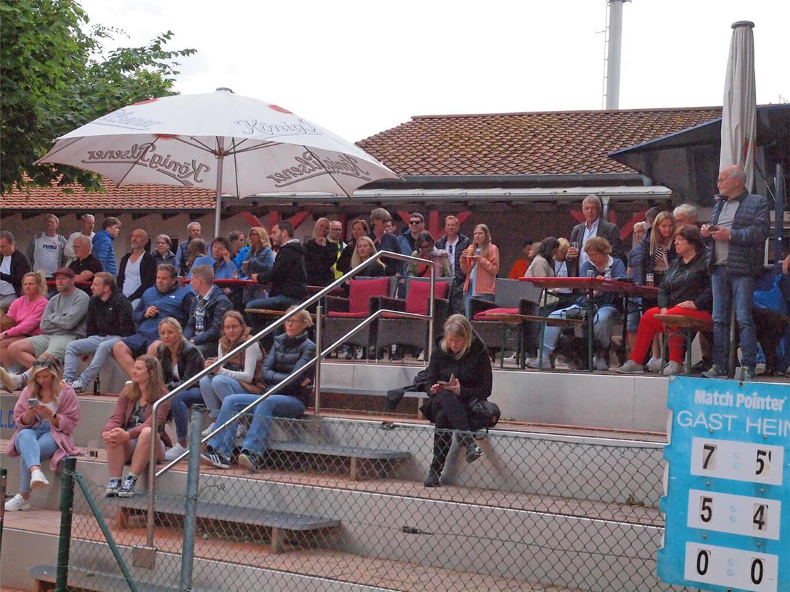Über viele Zuschauer freuten sich sowohl die Veranstalter als auch die so doppelt angespornten Spieler. Fotos: Camillo Kluge