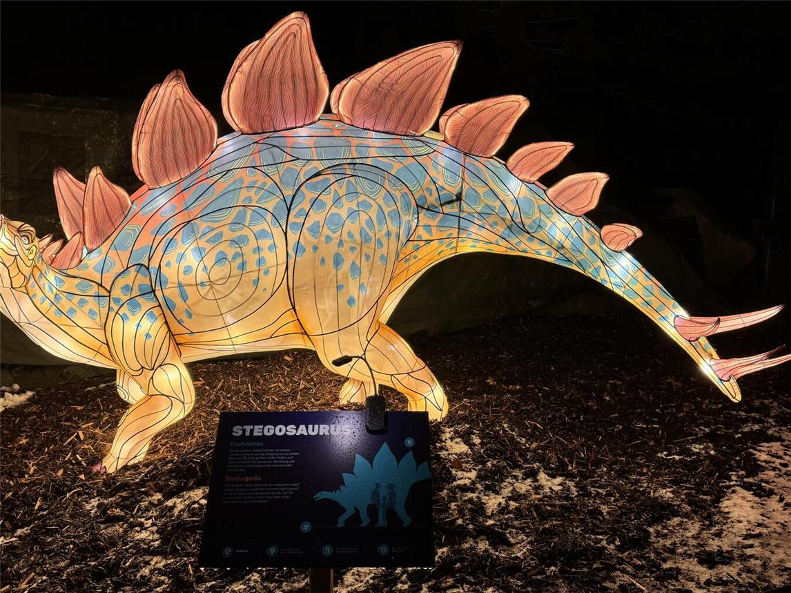 Überall im Park haben es sich die Dinos gemütlich gemacht. Fotos (2): Marius Woelke