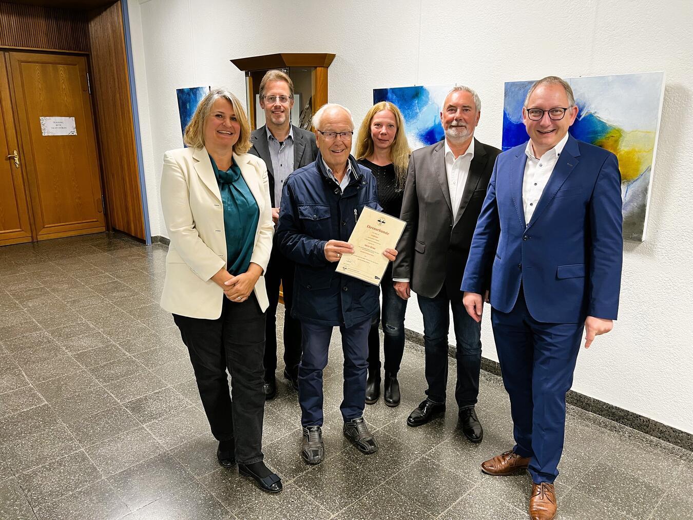 Übergabe an den Schiedsnachfolger Manfred Daleske (2. v. re.), mit (v. li.) Tanja Hinz, Frank Postulart, Karl-Heinz Sliwa, Sandra Kincses, Manfred Daleske und Sebastian Hense. Foto: Stadt Rees