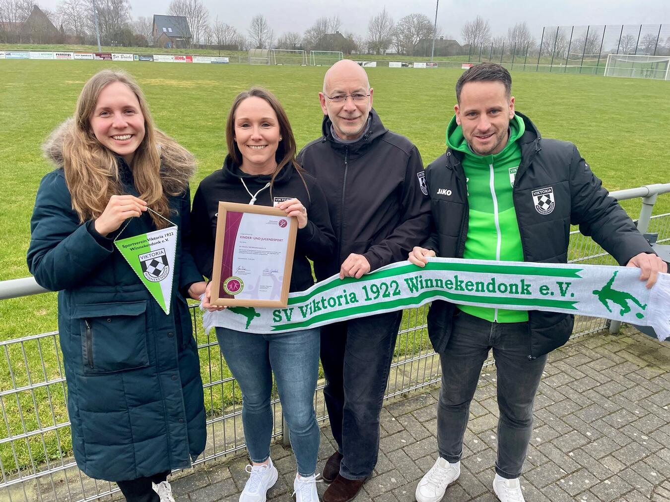 Übergabe beim SV Winnekendonk: (v.l.) Eva Greshake, Christiane Böhm, Peter Schlossarek und Dennis Rotondi. Foto: privat