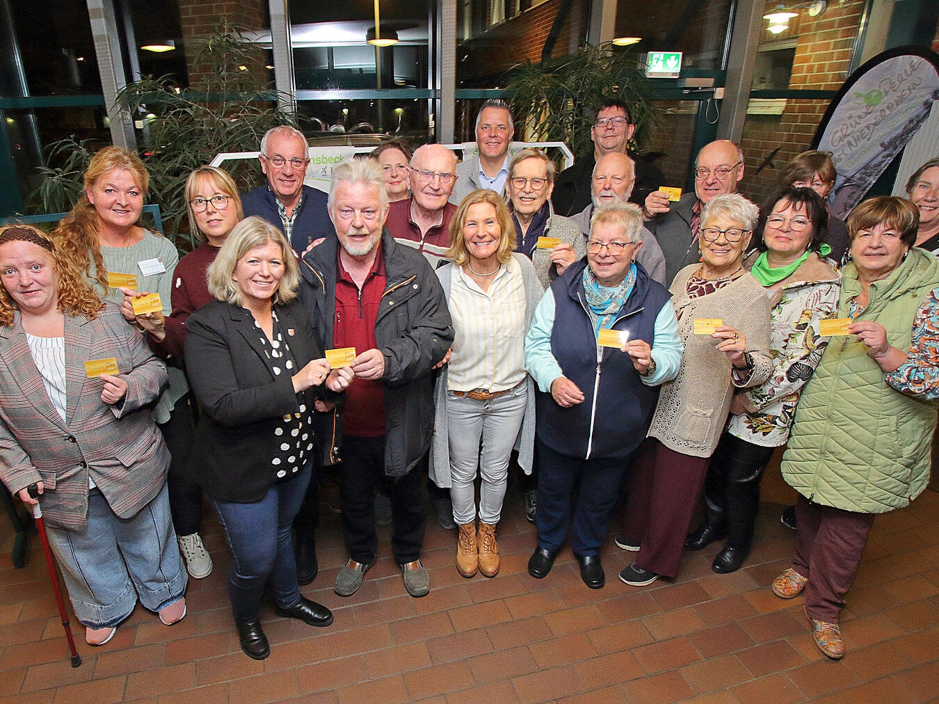 Übergabe der Ehrenamtskarten durch Bürgermeisterin Nadine Bogedain. NN-Foto: Theo Leie