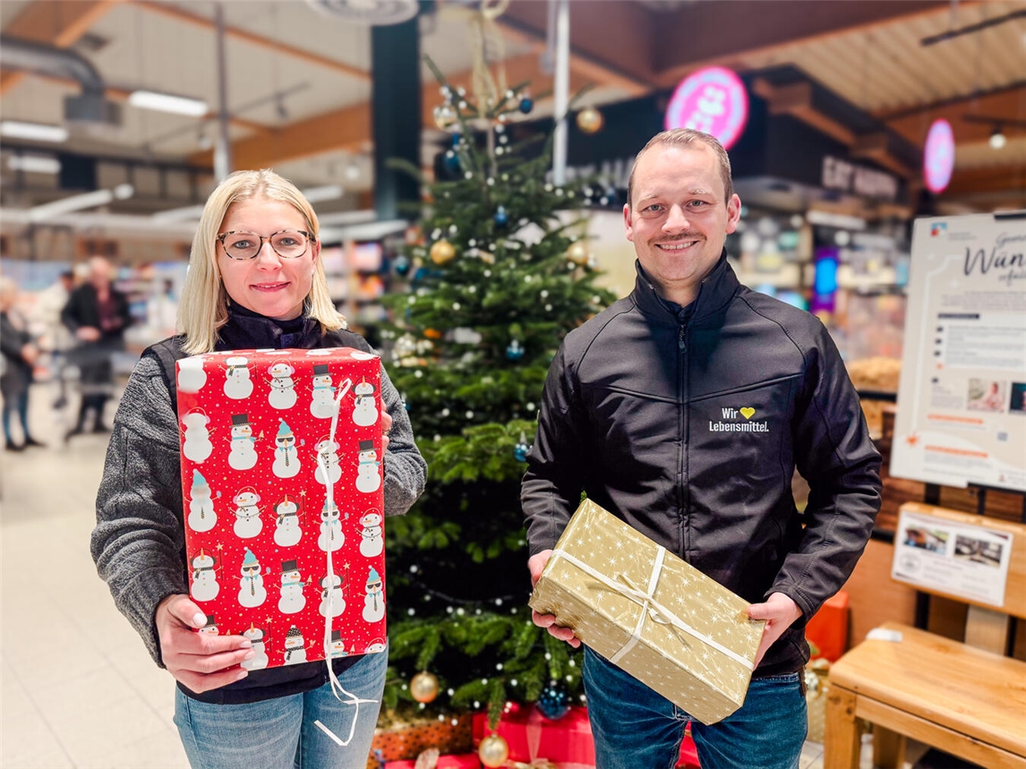 Übergabe der Geschenke im Edeka Kox in Aldekerk mit Carolin Hauptmann und Patrick Kox.Foto: Miriam Kerberg Volk