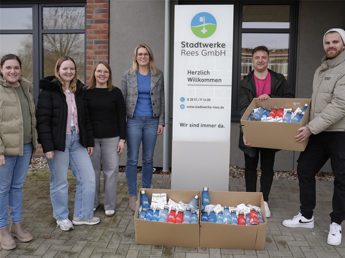 Übergabe der Gewinne: (v. l.) Ellen Beenen vom Thron 11. Zug Rees-Bienen, Jule Schmidt-Landers von der Showtanzgruppe „No Name“, Lisa Te-Kaat (Vertriebsleiterin), Mareike Linsenmaier (Geschäftsführerin), Noah Sommer und Malte Wewers von den Jungschützen des BSV Rees. Foto: Stadtwerke Rees
