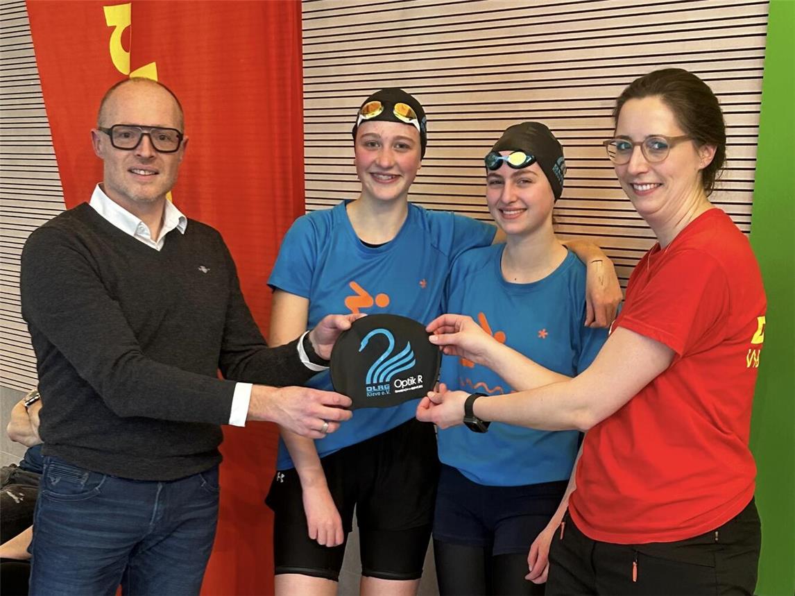 Übergabe der neuen Badekappen für die DLRG in Kleve. Foto: privat