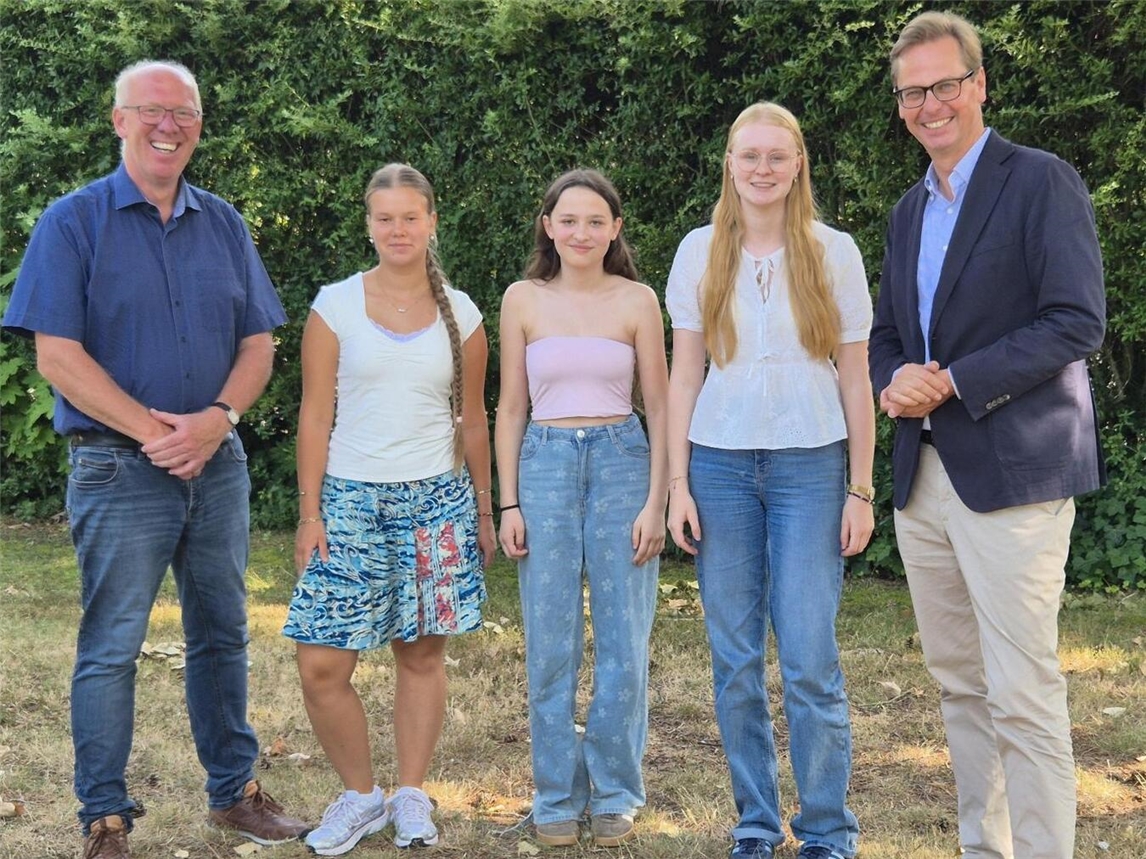 Übergabe Reiseunterlagen Lions-Club Emmerich-Rees: Klaus Hegel, Kim Tokarek, Aleshanee Westhoff, Marleen Wiesmann, Bastian Fassin.