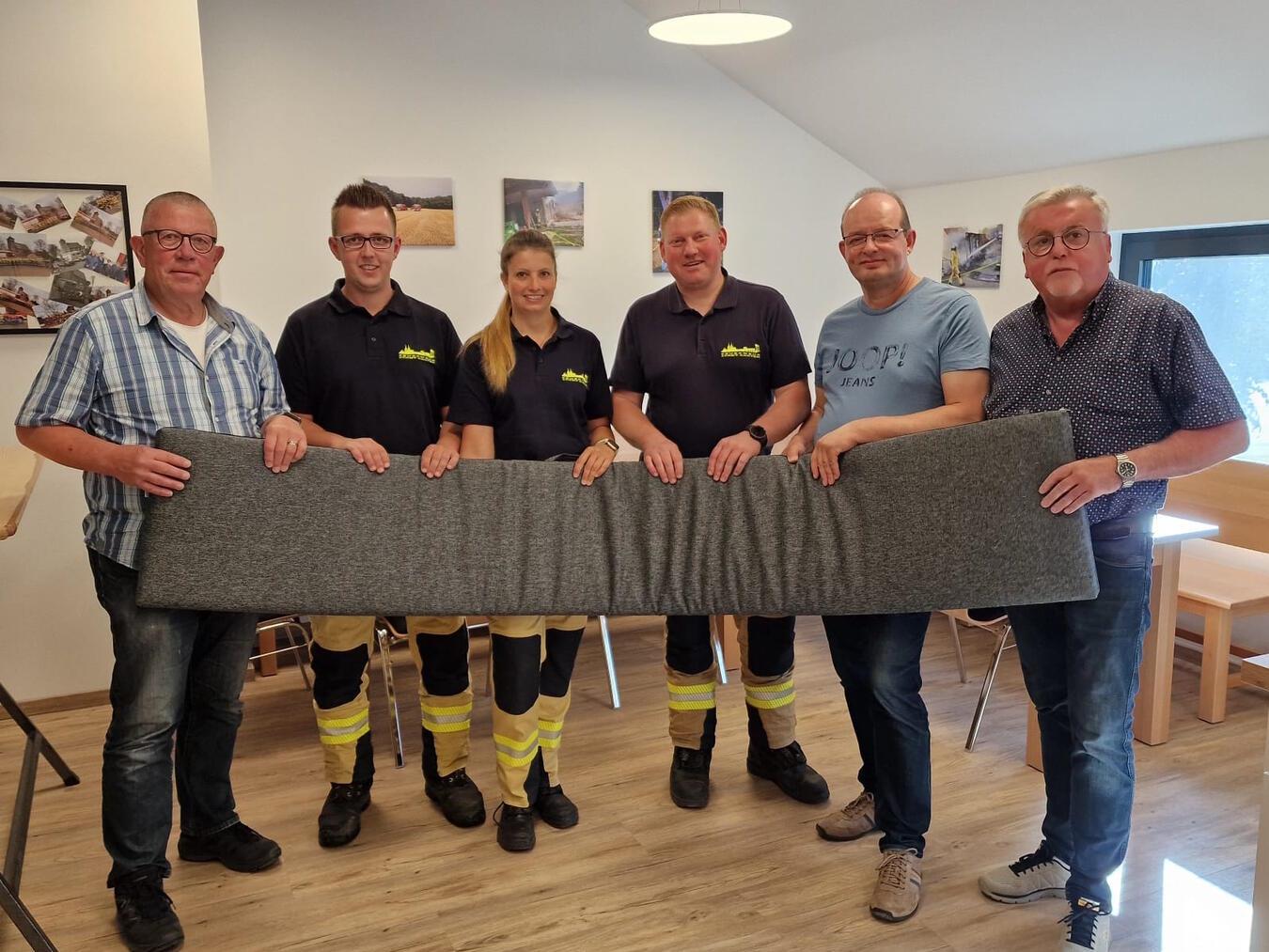Übergabe der Sitzpolster im neuen Feuerwehrhaus Lüttingen: (v.l.) Josef van Nahmen (1. Vorsitzender Förderverein), Jonas Wilmsen (stellv. Einheitsführer), Kathrin Winkler (stellv. Einheitsführerin), Stefan van Linn (Einheitsführer), Dirk Görtzen (2. Vorsitzender Förderverein), Franz-Gerd Deymann (Schriftführer Förderverein) Foto: privat