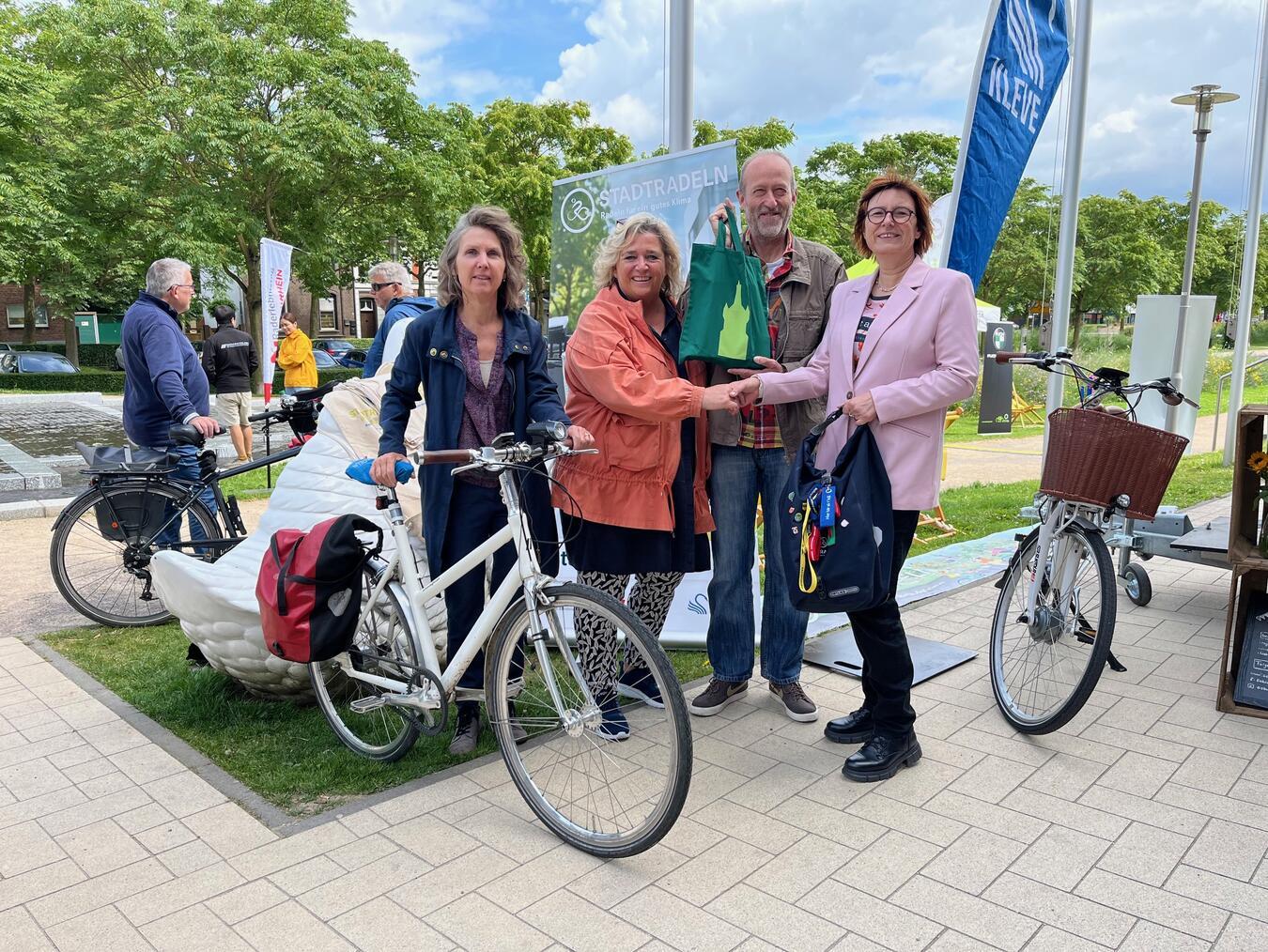 Übergabe der Staffeltasche zum diesjährigen Stadtradeln im Kreis Kleve: Die stellvertretende Bürgermeisterin der Stadt Kleve (2.v.l.), Susanne Siebert, übergibt die Tasche gemeinsam mit Pascale van Koeverden (l.) und Dirk Posdena von der Stadt Kleve an die Geschäftsführerin der Wirtschaftsförderung Kreis Kleve GmbH, Brigitte Jansen. Foto: Kreis WFG
