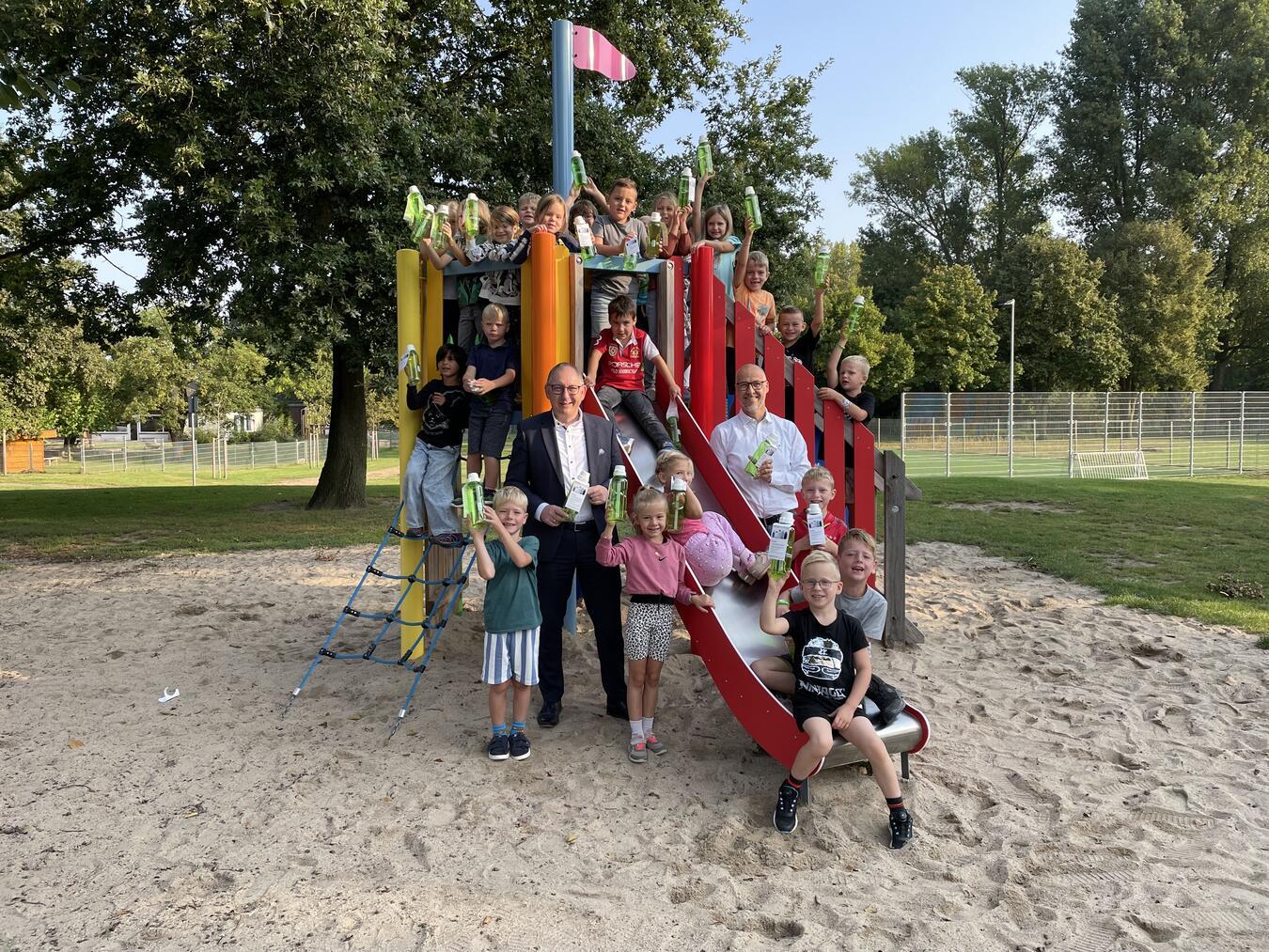 Übergabe der Trinkflaschen durch Westenergie-Kommunalmanager Dirk Krämer (r.) und Bürgermeister Sebastian Hense (l.) an die 77 Erstklässler der Lindenschule am Standort Haffen-Mehr. Foto: privat