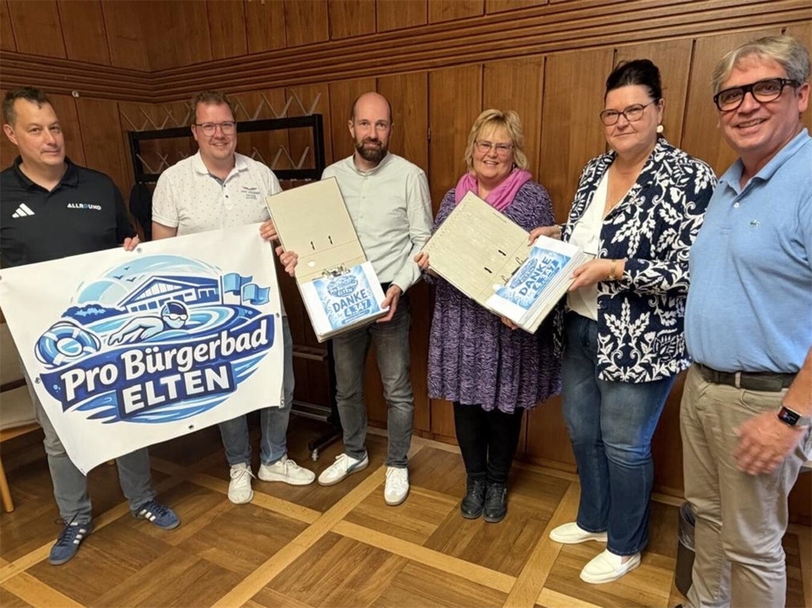 Übergabe von Unterschriften im Emmericher Rathaus mit Vereinsvertretern und Bürgermeisterin Claudia Lindlahr.