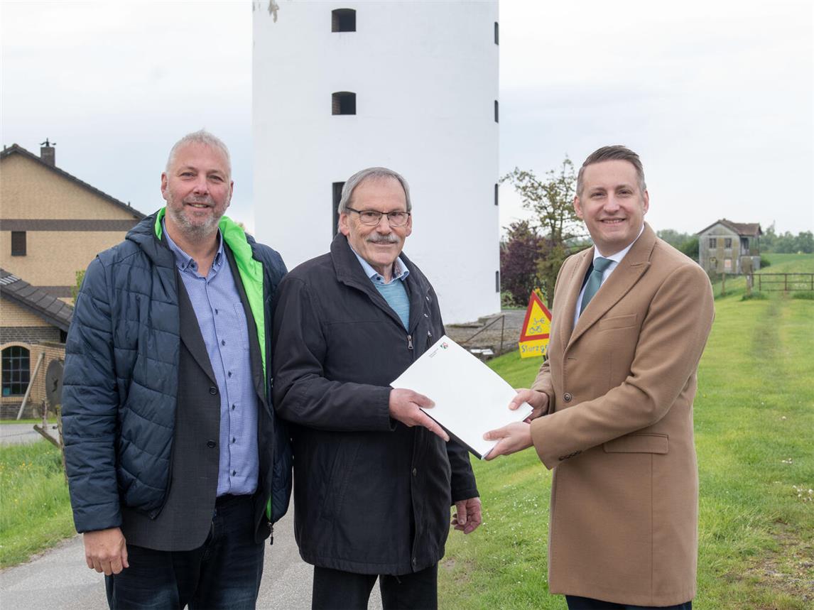 Übergabe des Beschlusses: Holger Friedrich (Geschäftsführer Deichverband Bislich-Landesgrenze), Deichgräf Harry Schulz und Regierungspräsident Thomas Schürmann (v. l.). NN-Foto: Gerhard Seybert