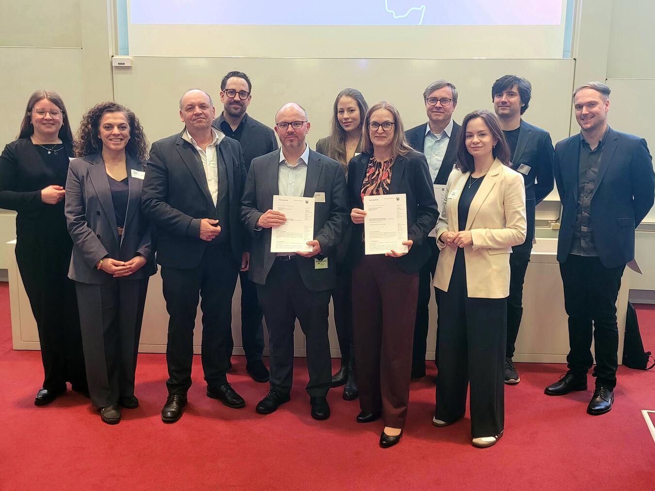 Übergabe des EFRE-Bewilligungsbescheids im Ministerium für Umwelt, Naturschutz und Verkehr des Landes Nordrhein-Westfalen in Düsseldorf. Foto: Kreis Wesel