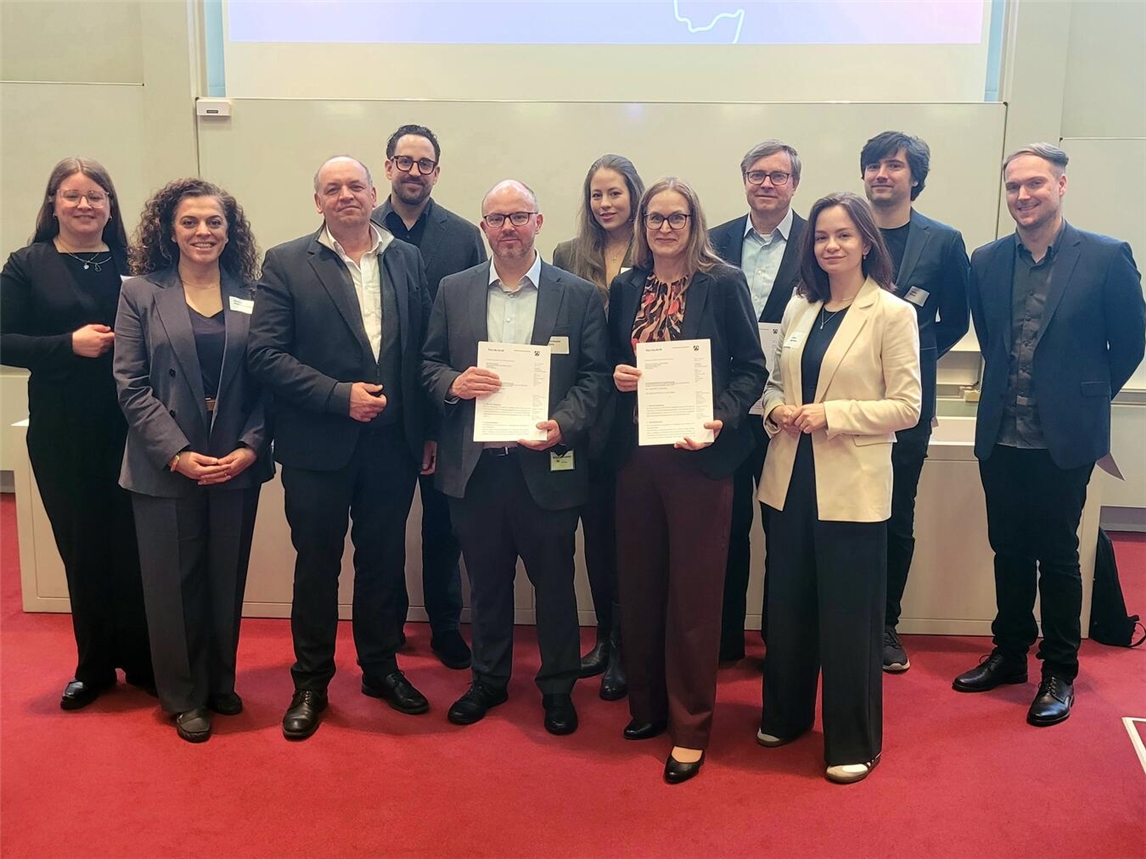 Übergabe des EFRE-Bewilligungsbescheids im Ministerium für Umwelt, Naturschutz und Verkehr des Landes Nordrhein-Westfalen in Düsseldorf. Foto: Kreis Wesel