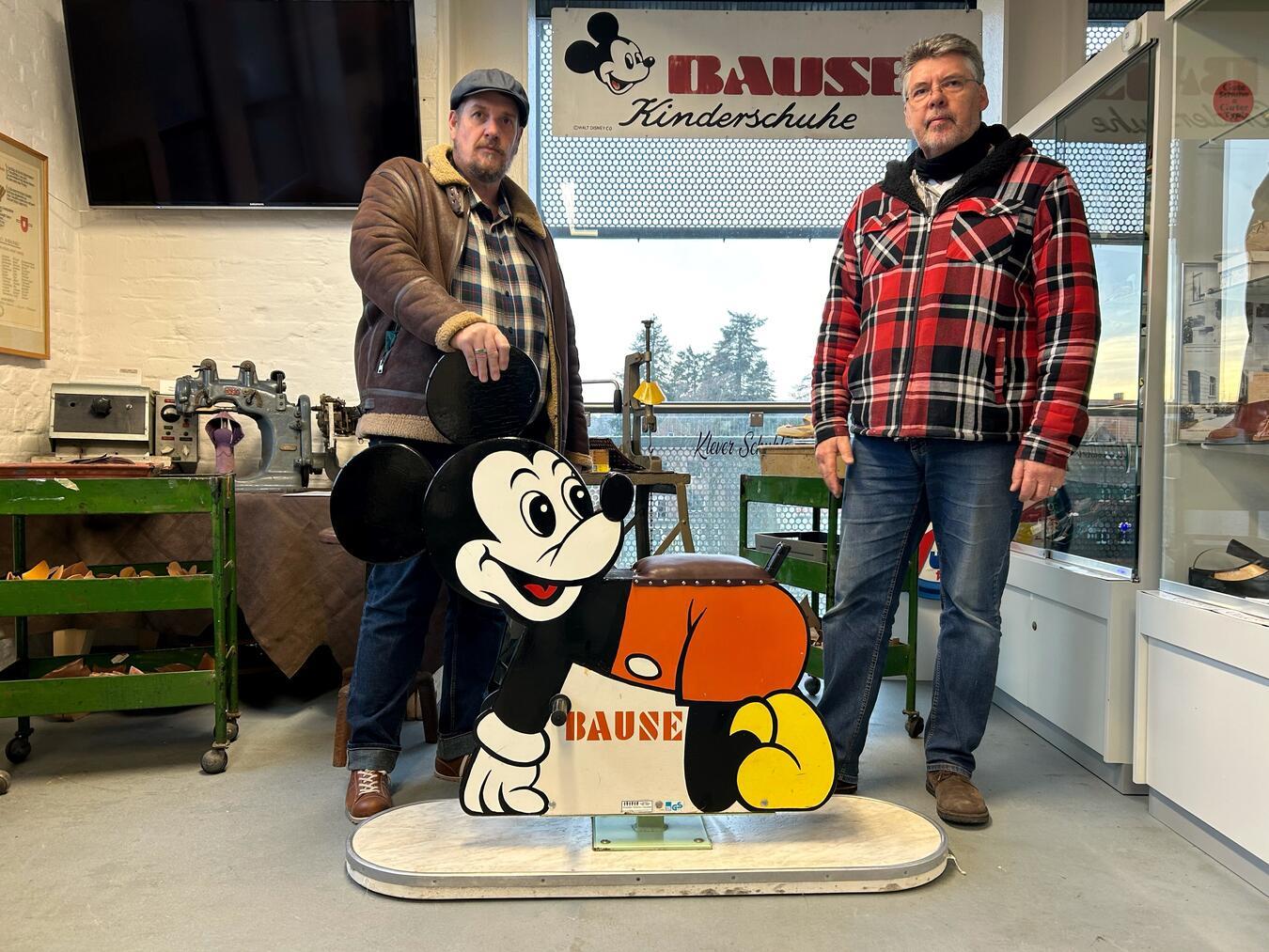 Übergabe des Exponats: Helmuth Plecker (l.) und der Vorsitzende des Trägervereins des Museums Kleefse Schüsterkes, Stefan Beckers (r.). Foto: privat