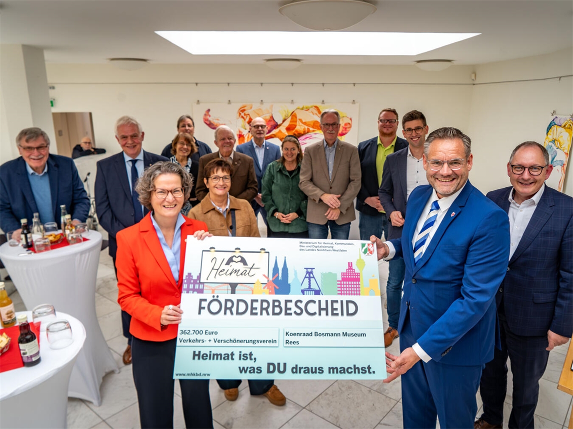 Übergabe Förderbescheid im Reeser Museum: Ministerin Scharrenbach, VVV-Vorsitz Arts-Meulenkamp, Bürgermeister Hense.