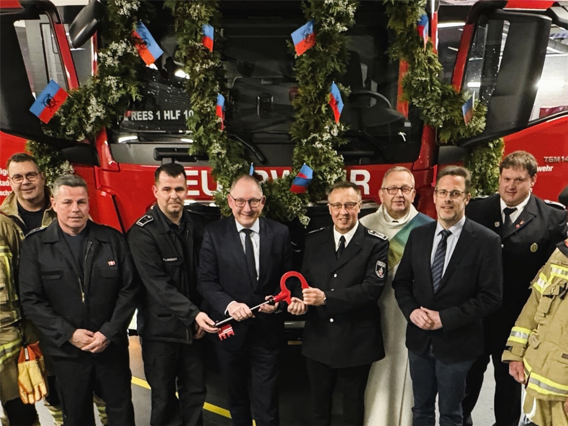Übergabe des neuen HLF10 an Feuerwehr Rees, Gruppenfoto mit Feuerwehrmännern, Stadt Rees.