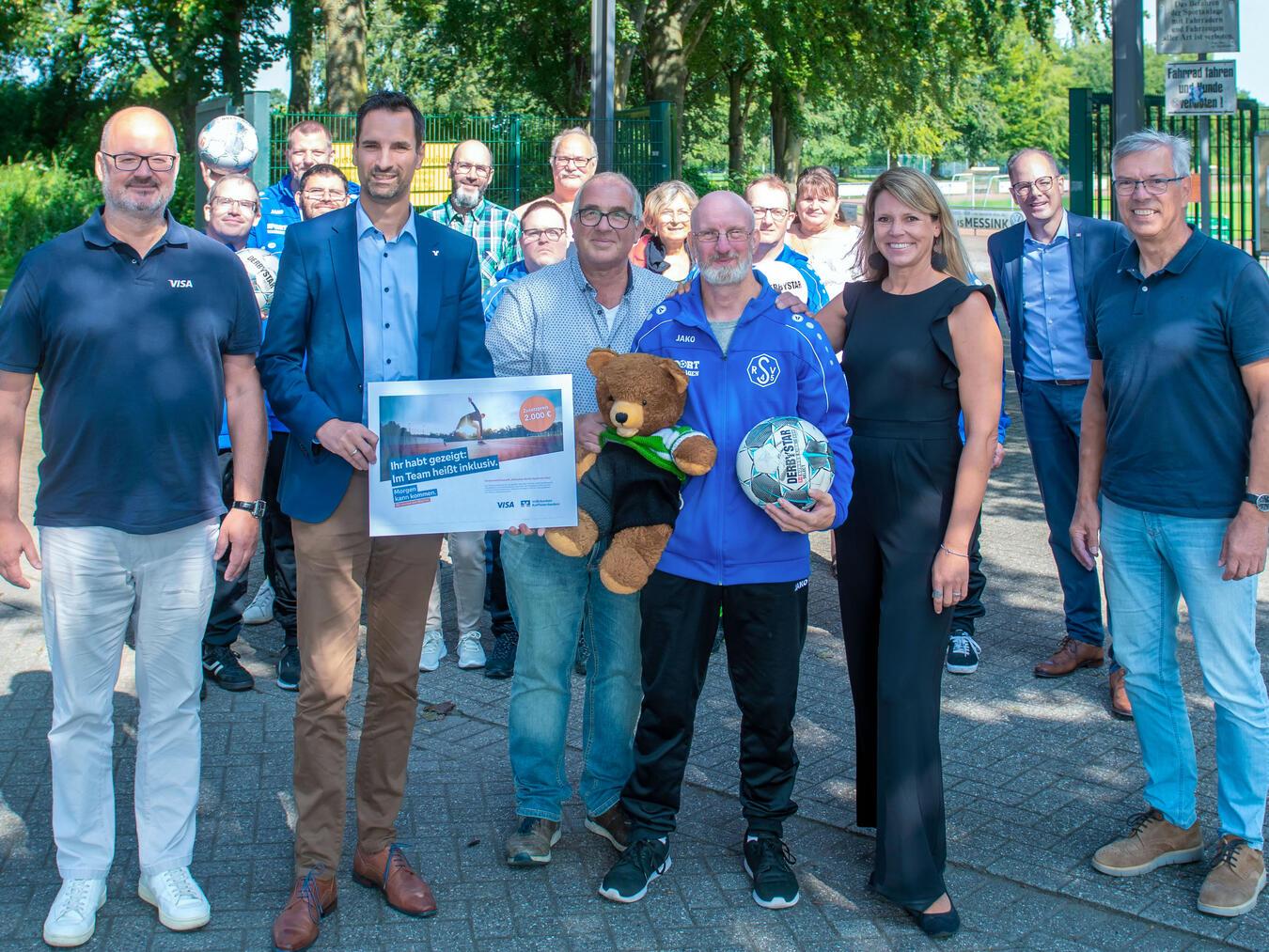 Übergabe des Sonderpreises: (v. l.) Christian Wagner (Visa), Peter Schau (Volksbank Emmerich), Eddy Irro (Abteilungsleiter SV Rees), Klaus Arndt, Sarah Dahmen (DZ Bank), Oliver Schmidt (Volksbank Emmerich) und Heinzgerd Schott (BSV Rees). NN-Foto: Gerhard Seybert