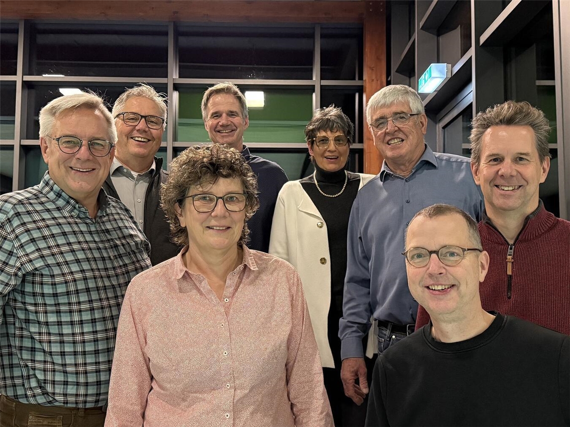 Übergabe im Hallenbad: Ingo Berg, Bernhard Bayer, Petra Bayer, Thomas Goetzens, Christine Lambert, Willi Mölders, Andreas Heitkamp und Andreas Groos (v.l.n.r.).Foto: privat