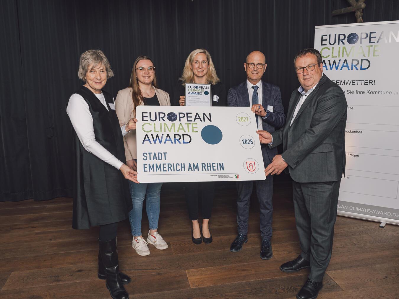 Übergabe in Düsseldorf: Celine Breuer (Klimaschutzbeauftragte), Regina Pommerin (Mitarbeiterin im Bereich Umwelt-, Natur- und Klimaschutz) und Bürgermeister Peter Hinze (M. v. l.) nehmen stolz den European Climate Award für die Stadt Emmerich entgegen. Foto: Stadt Emmerich