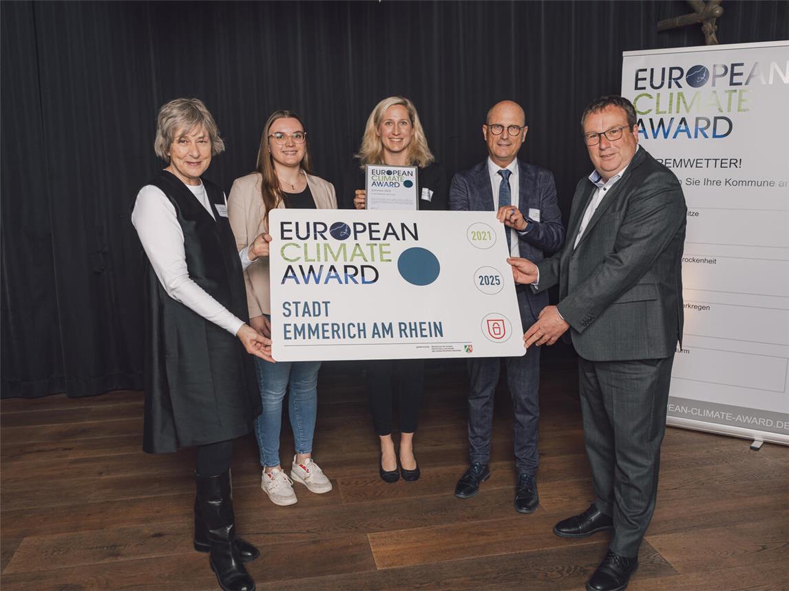 Übergabe in Düsseldorf: Celine Breuer (Klimaschutzbeauftragte), Regina Pommerin (Mitarbeiterin im Bereich Umwelt-, Natur- und Klimaschutz) und Bürgermeister Peter Hinze (M. v. l.) nehmen stolz den European Climate Award für die Stadt Emmerich entgegen. Foto: Stadt Emmerich