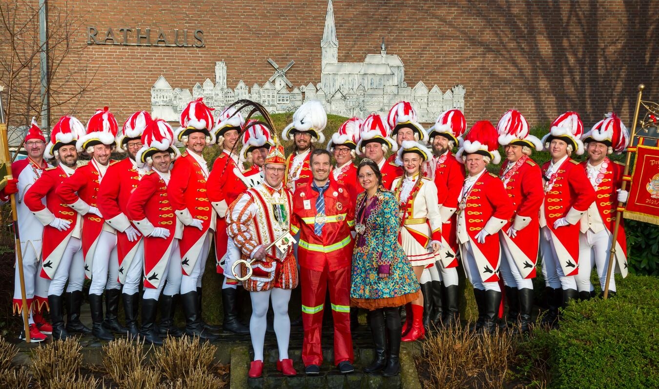 Übernehmen wieder die Macht in Straelen: Prinz Mike I. (Misera) und seine Garde.Foto: Bernd Kolterjahn