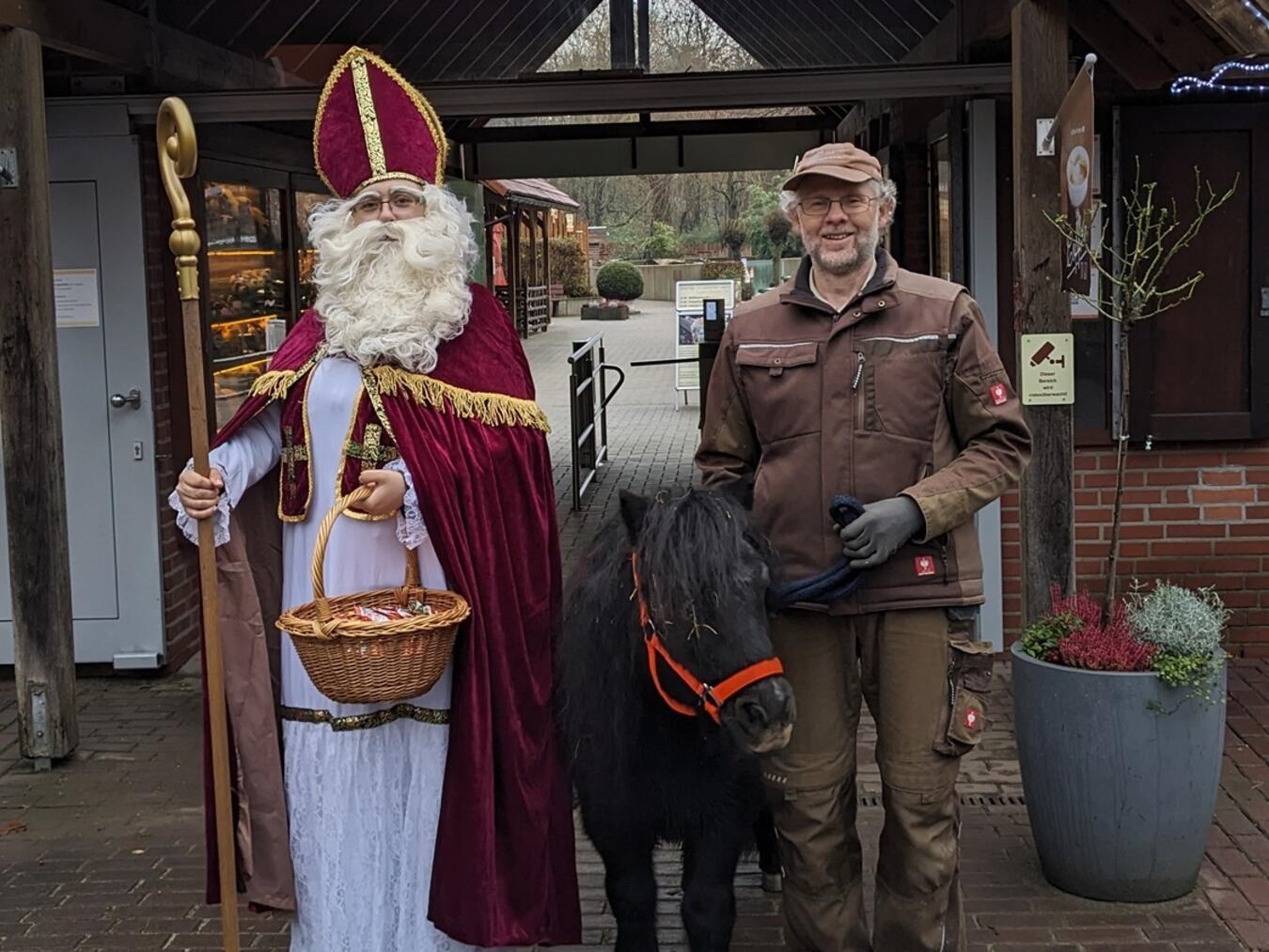 Überraschungen für kleine Besucher im Klever Tiergarten bringt der Nikolaus mit. Fotos (2): Tiergarten Kleve