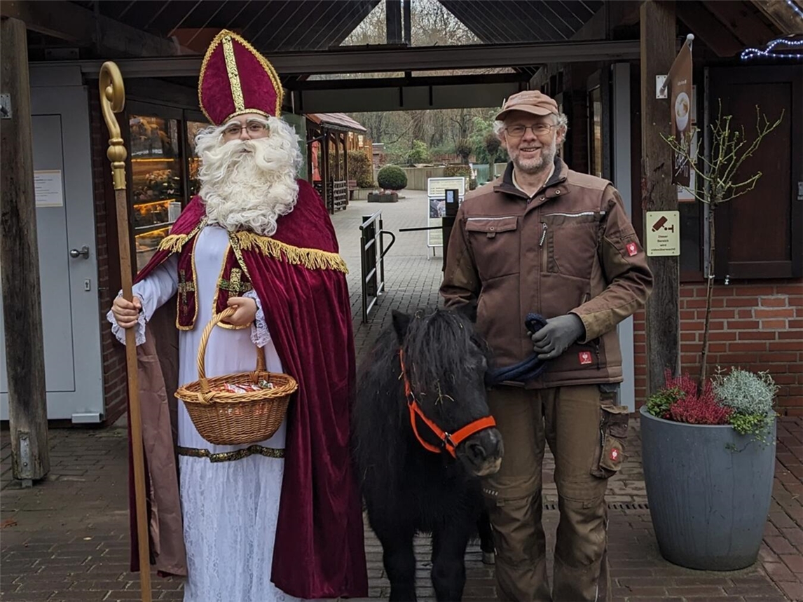 Überraschungen für kleine Besucher im Klever Tiergarten bringt der Nikolaus mit. Fotos (2): Tiergarten Kleve