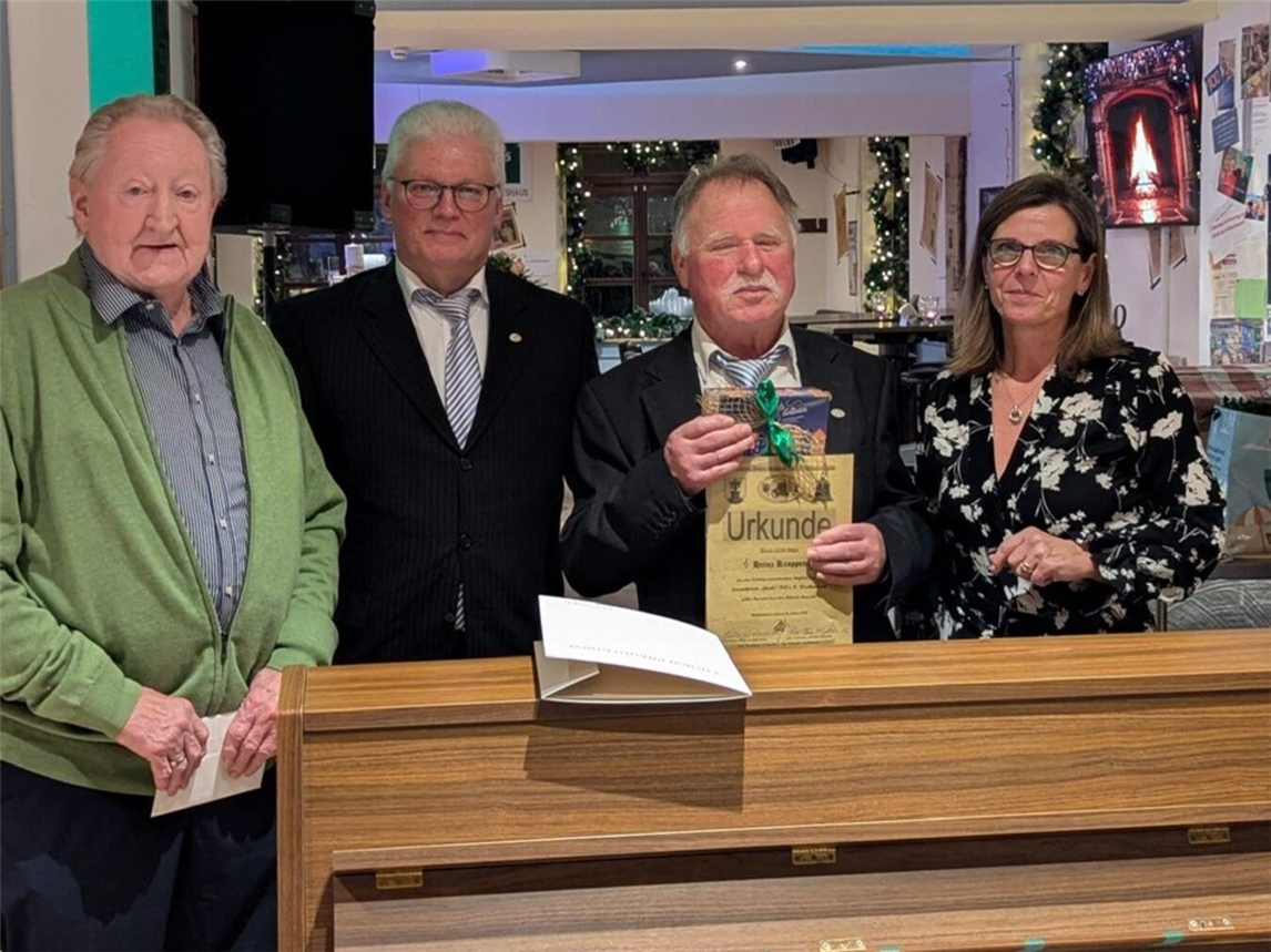 Überreichung der Urkunde für 50-jährige Mitgliedschaft im Quartett-Verein Glocke 1912: Claudia Gehl, Jubilar Heinz Kroppen, Eckhard Prewitz und Günter van Scherrenburg (v.r.n.l.) Foto: Privat