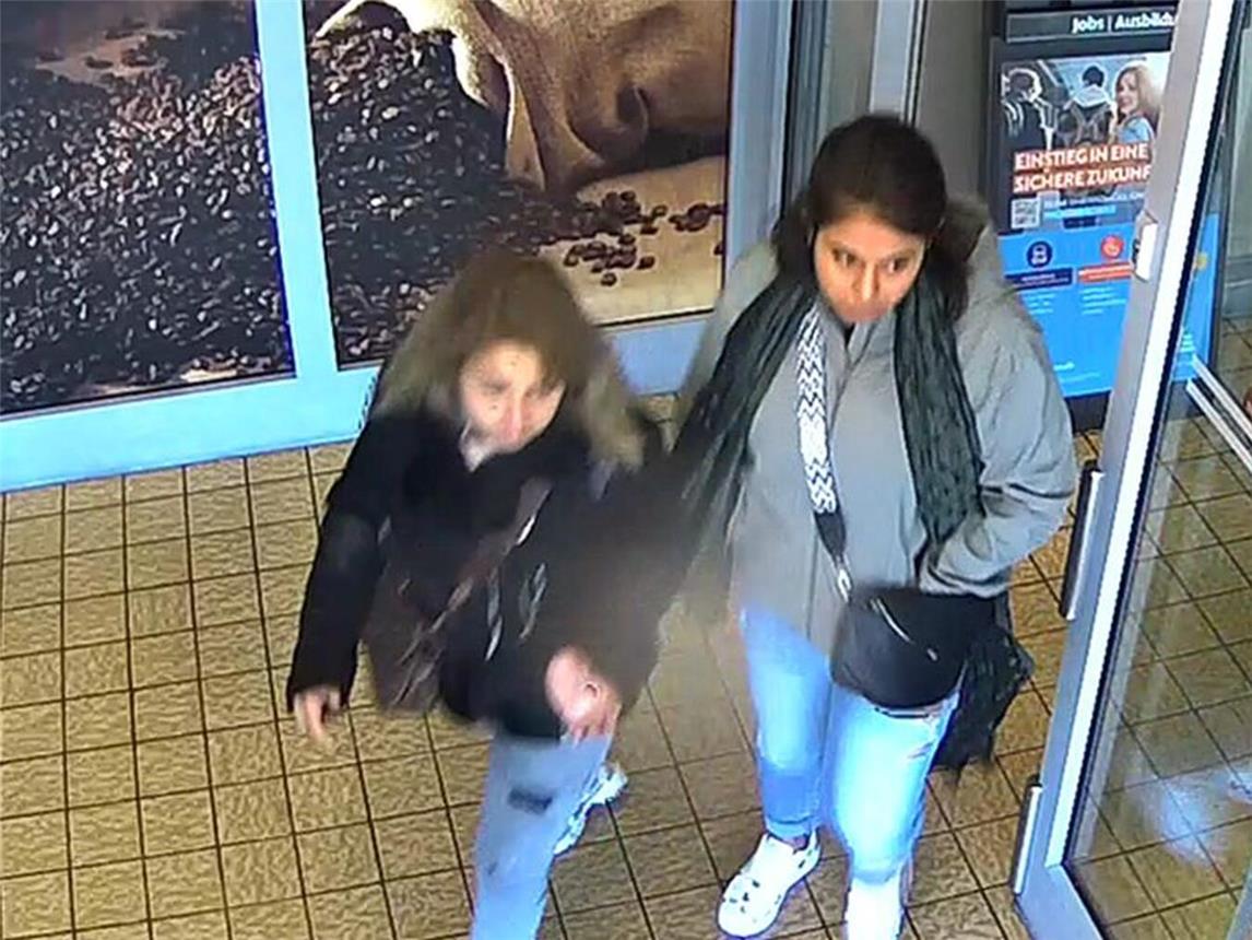 Überwachungsaufnahme der beiden Tatverdächtigen. Foto: Polizei NRW