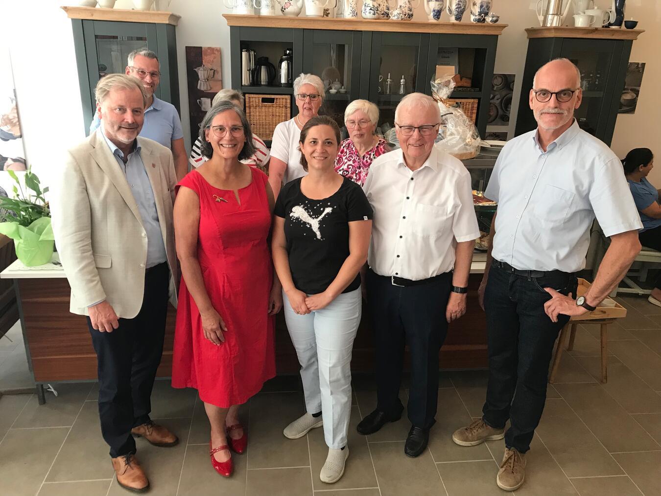 Uedems Bürgermeister Rainer Weber (l.), Christoph Krause (Freie evangelische Gemeinde 2.v.l.) und Ludger Broeckmann (Pfarrgemeinde St. Franziskus, r.) haben das Team des „Café Konkret“ (Sujata Davids Elvira Kammann, Larissa Ebeling-Bach, Margret Cleven und Hans-Dieter Kahrl) besucht. Foto: privat