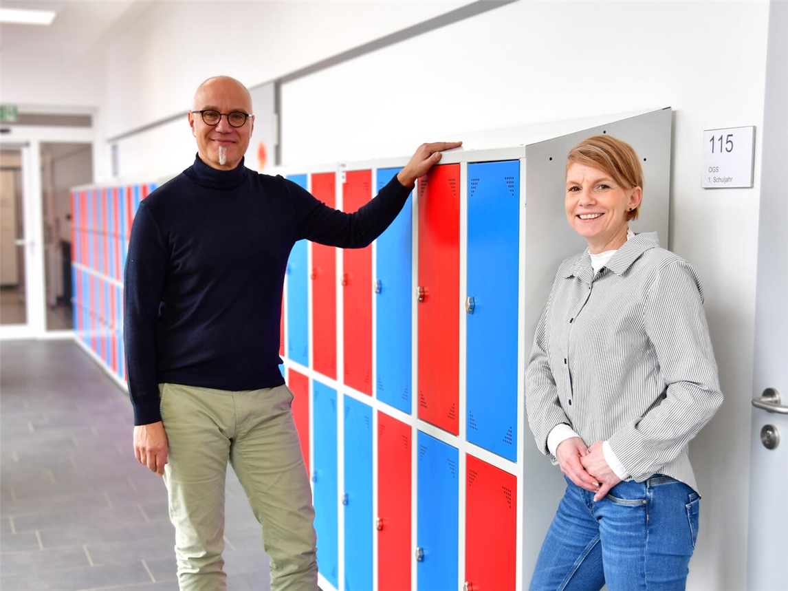 "Stephan Schultze und Sabrina Giglio in neuen OGS-Räumen der Grundschule Uedem"
