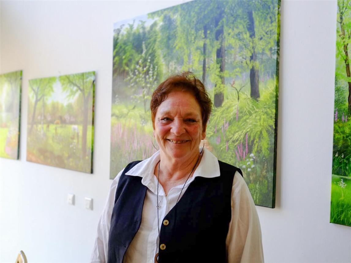 Ulla Genzel zeigt eine Auswahl ihres Schaffens im Katharinen-Haus. Foto: Caritasverband Geldern-Kevelaer