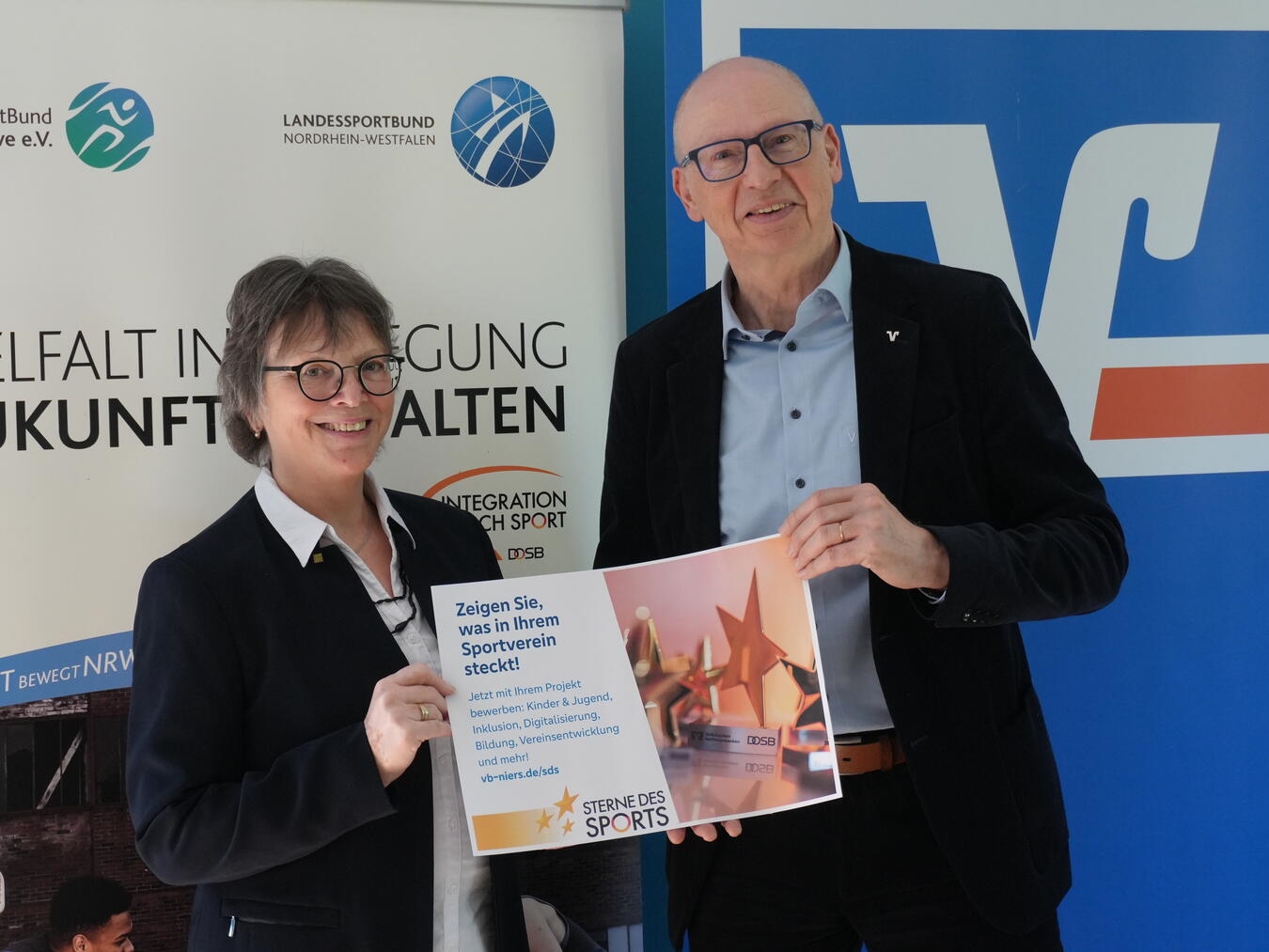 "Ulla Schrawen und Wilfried Bosch rufen zur Teilnahme am KreisSportBund Kleve Event auf, Foto von Volksbank an der Niers"
