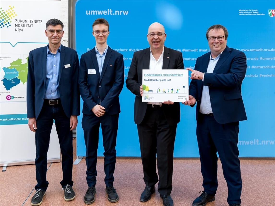 Ulrich Hornig (Zukunftsnetz Mobilität), Jonas Gaßling (Mobilitätsmanager Stadt Rheinberg), Stephan Pfeffer (Erster Beigeordneter Stadt Rheinberg) und Minister Oliver Krischer (Ministerium für Umwelt, Naturschutz und Verkehr des Landes Nordrhein-Westfalen) bei der Urkundenübergabe. Foto: go.Rheinland GmbH / Smilla Dankert