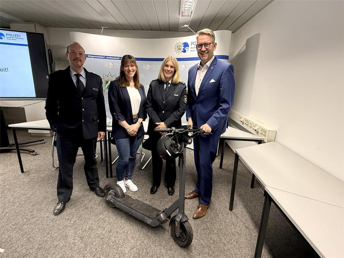 Ulrich Kühn, Anke Bruckmann, Lea Blank (alle Kreispolizeibehörde Wesel) und Landrat Ingo Brohl wiesen bei der Präsentation der Verkehrsunfallstatistik 2024 auch auf die Gefahren von E-Scootern hin. NN-Foto: SP