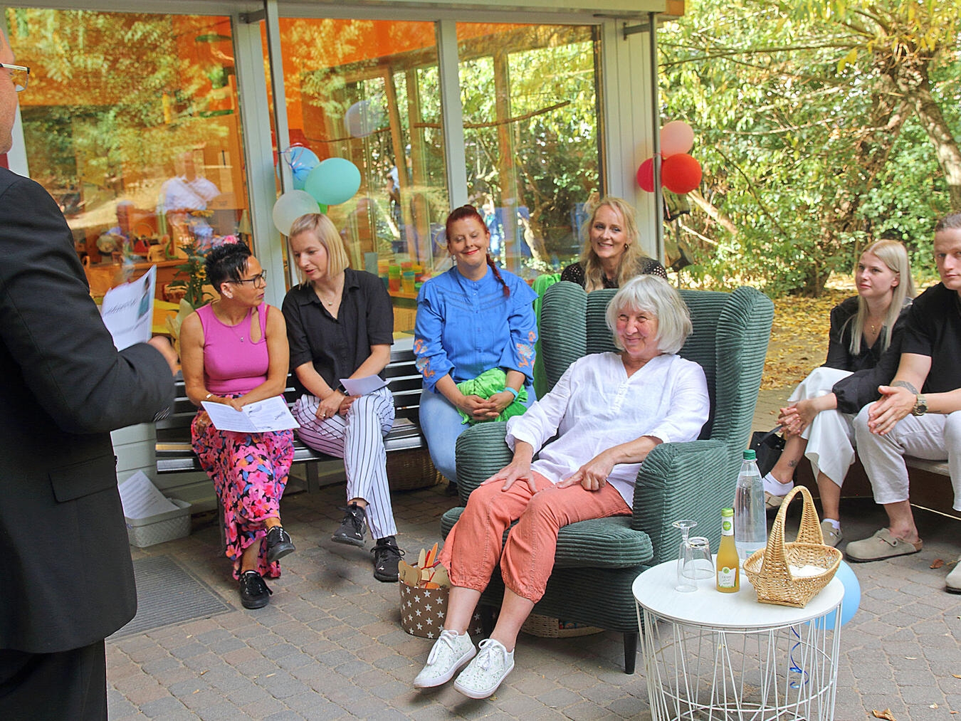 Ulrike Reinemann in ihrem Sessel, den sie zum Abschied geschenkt bekommen hat. NN-Fotos: Theo Leie