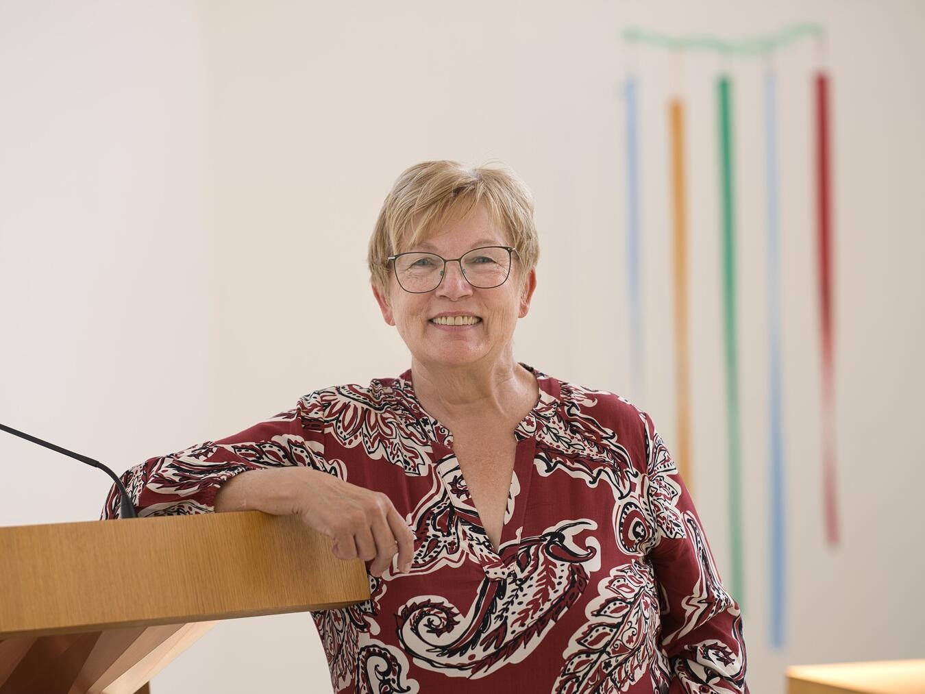 Ulrike Thölke in der Wallacher Kirche mit Bändern der Evangelischen Kirchengemeinde am Rheinbogen im Hintergrund. Foto: Kirchenkreis Moers
