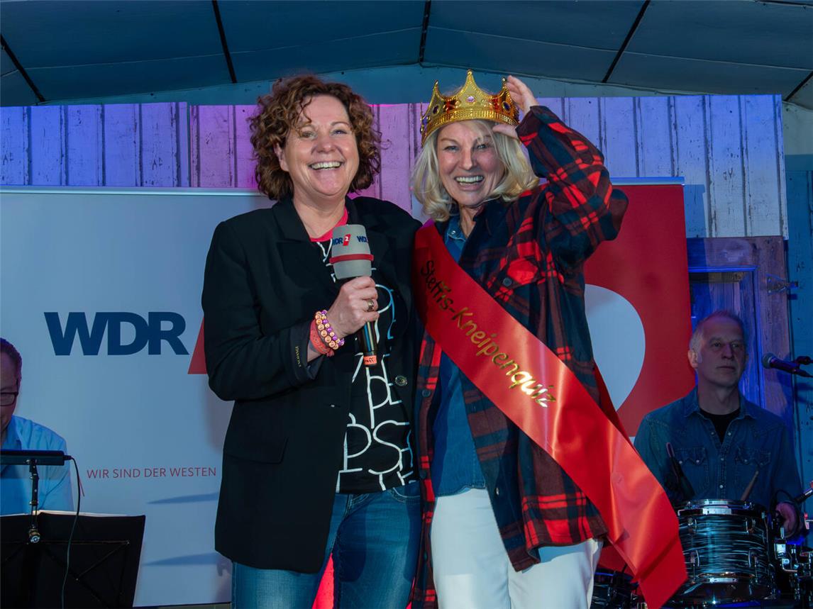 Ulrike Trienekens (rechts) wird von Steffi Neu zur Kneipenquiz-Königin von Walbeck gekrönt. Foto: Veranstalter