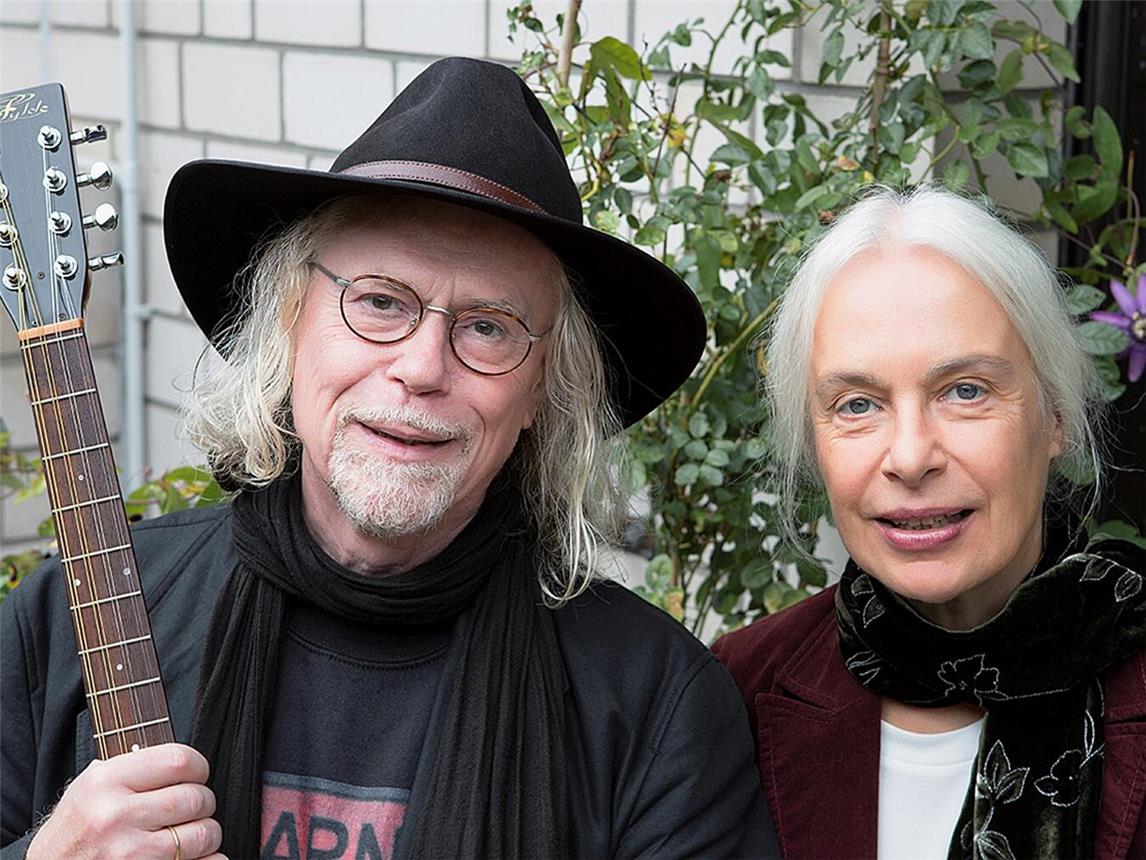Ulrike und Claus von Weiß musizieren auf Haus Ingenray.Foto: privat